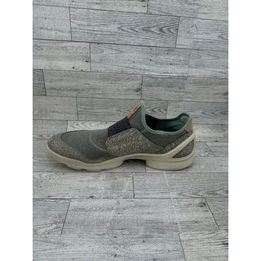 ECCO Biom Women Grey Sage Green Slip On Sneakers Crackle Pattern Sz 38 EU 7.5 US